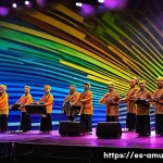 인도네시아 종교 음악의 현대적 재해석 - A vibrant concert scene in Central Java featuring traditional gamelan instruments like metallophones...